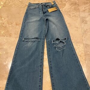 Blue Ripped, wide leg Jeans
Brand: Vibrant
Size: Women 5